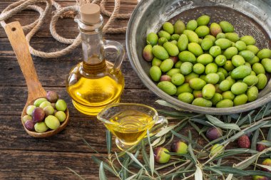 Masadaki zeytinyağı ve zeytinyağının karışımı. Üst görüşlü zeytin kavramı. 