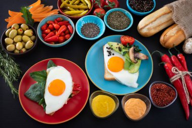 Sahanda yumurta, haşlanmış yumurta ve kırsal masada omlet. Birçok tipte yumurta kavramı