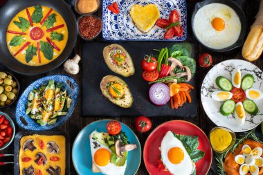 Sahanda yumurta, haşlanmış yumurta ve kırsal masada omlet. Birçok tipte yumurta kavramı