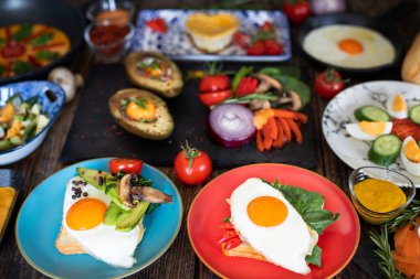 Sahanda yumurta, haşlanmış yumurta ve kırsal masada omlet. Birçok tipte yumurta kavramı