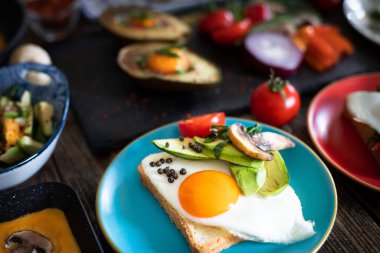 Sahanda yumurta, haşlanmış yumurta ve kırsal masada omlet. Birçok tipte yumurta kavramı