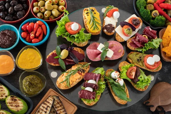 Veel Tapas Rustieke Houten Tafel Met Zwarte Achtergrond Top View — Stockfoto