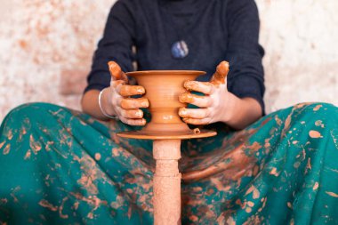 Çömlek çarkındaki çömlekçinin elleri, seramik kil çömlek ile çömlek dersleri konsepti