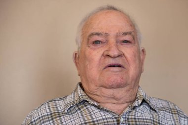 Minnettar, portre konsepti olan yaşlı bir adamın portresi. 