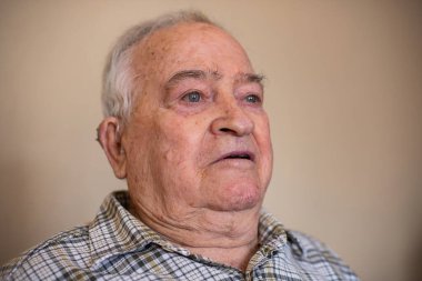 Minnettar, portre konsepti olan yaşlı bir adamın portresi. 