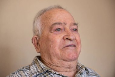 Minnettar, portre konsepti olan yaşlı bir adamın portresi. 