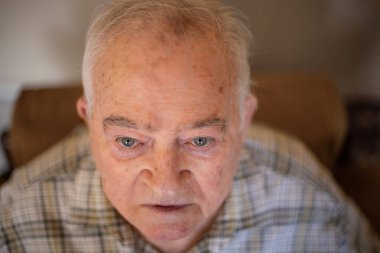 Minnettar, portre konsepti olan yaşlı bir adamın portresi. 