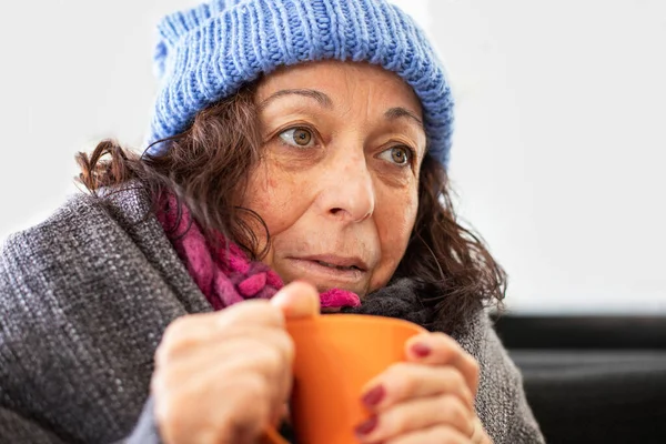 Una Donna Anziana Senzatetto Con Una Tazza Zuppa Problemi Sociali — Foto Stock