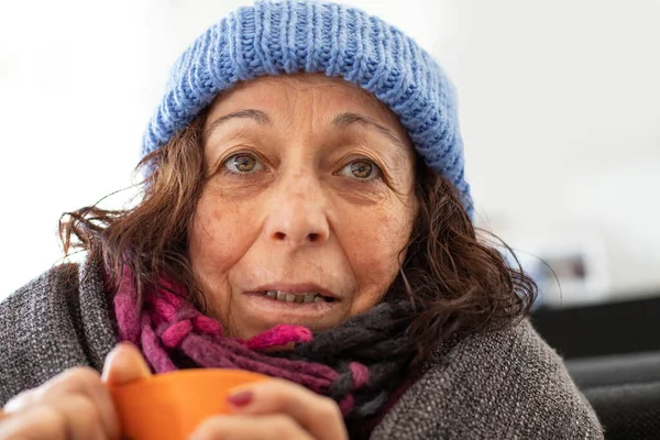 Una Donna Anziana Senzatetto Con Una Tazza Zuppa Problemi Sociali — Foto Stock