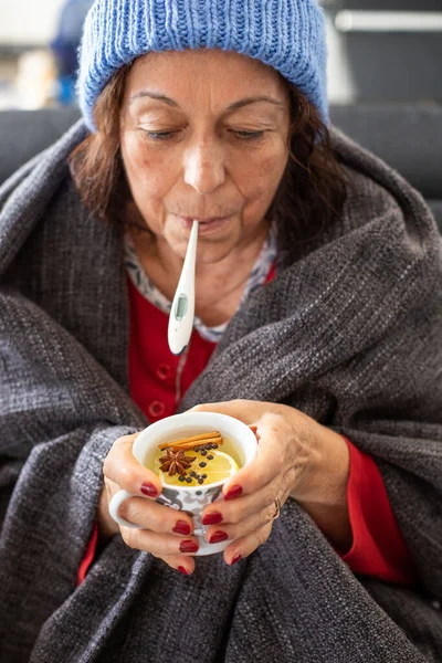 Corona Olduğunda Ateşini Ölçen Yaşlı Bir Kadın Battaniyeli Bereli Corona — Stok fotoğraf