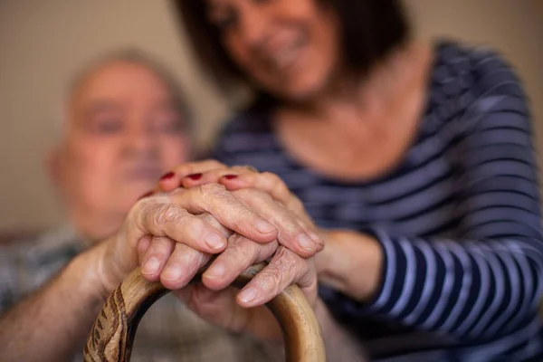 Una Abuela Abraza Padre Anciano Concepto Del Día Los Padres — Foto de Stock