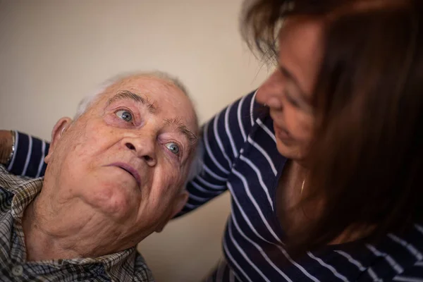 Bir Büyükanne Yaşlı Babasına Babalar Günü Konseptine Sarılır — Stok fotoğraf