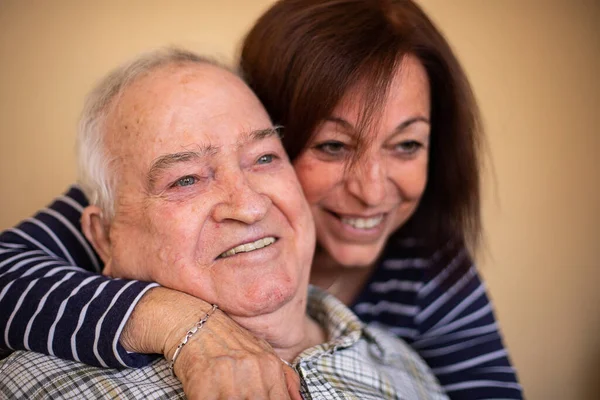 Una Nonna Abbraccia Padre Anziano Concetto Giorno Dei Padri — Foto Stock