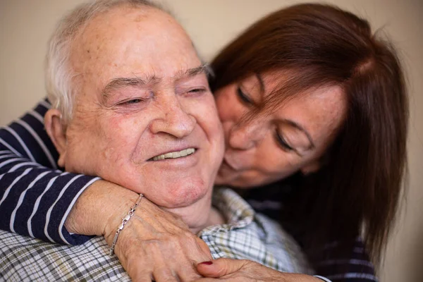 Una Nonna Abbraccia Padre Anziano Concetto Giorno Dei Padri — Foto Stock