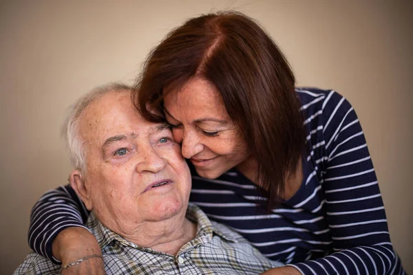 Grandmother Hugs Her Elderly Father Fathers Day Concept — Stock Photo, Image