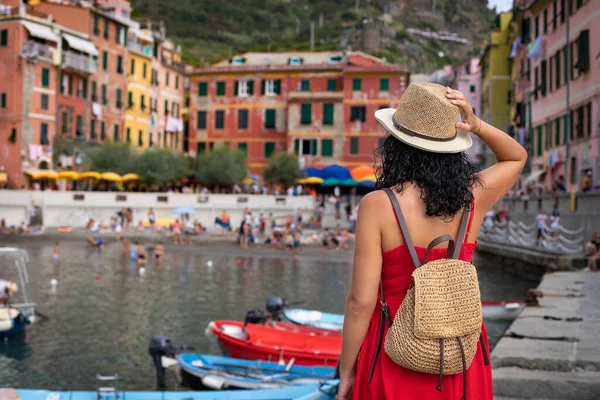 Barevný Pohled Cinque Terre Siluetou Bezstarostné Ženy — Stock fotografie