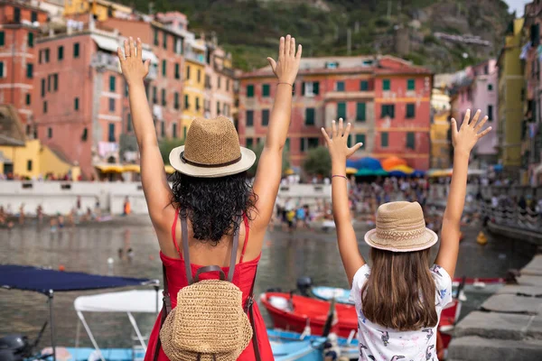 Обратный Вид Туристическую Мать Дочь Красочных Улицах Италии Cinque Terre — стоковое фото