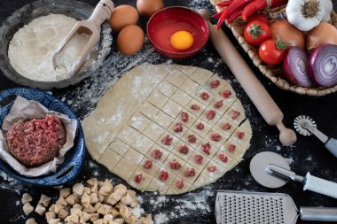 Et, yoğurt, tereyağı ve kırmızı biberli Türk mantısı. Mant konsept stok fotoğrafı.