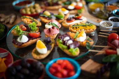 Köy ahşap masada siyah arka planda bir sürü tapas var. Üst Düzey Akdeniz Gıda Konsepti.
