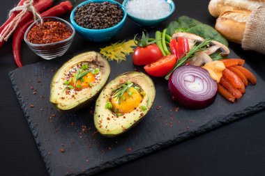 Sahanda yumurta, haşlanmış yumurta ve kırsal masada omlet. Birçok tipte yumurta kavramı