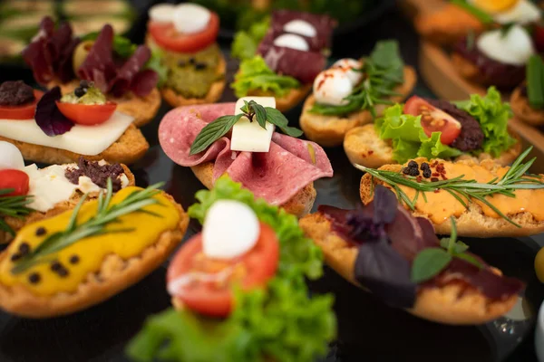 Veel Tapas Rustieke Houten Tafel Met Zwarte Achtergrond Top View — Stockfoto