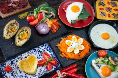 Sahanda yumurta, haşlanmış yumurta ve kırsal masada omlet. Birçok tipte yumurta kavramı
