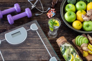 Diyet için kırsal masada bir sürü sağlıklı yiyecek var. İlaç ve sebzelerle sağlık konsepti.