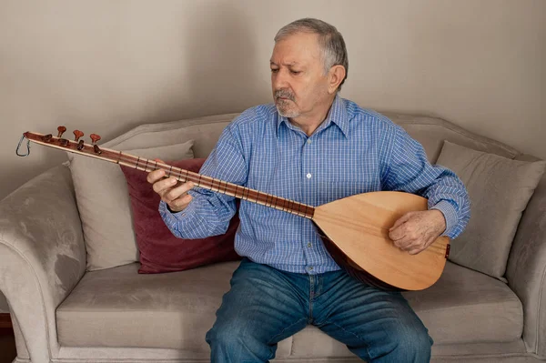 Elderly Man Performing Turkish String Instrument Baglama String Instruments Concept — Stock Photo, Image