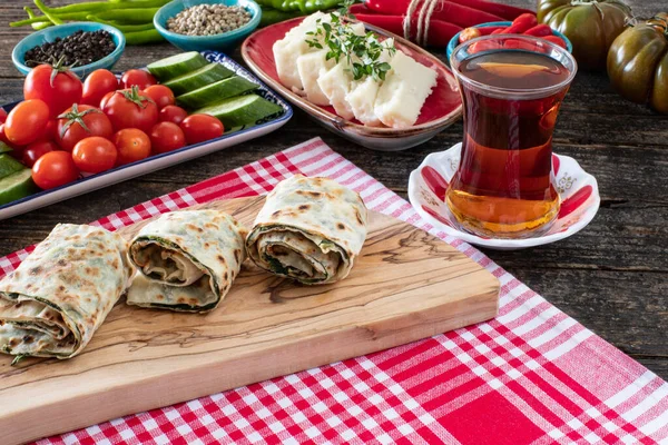 Traditionell Turkisk Mat Turkisk Pannkaksgozleme Med Ost Och Ört Tillverkad — Stockfoto