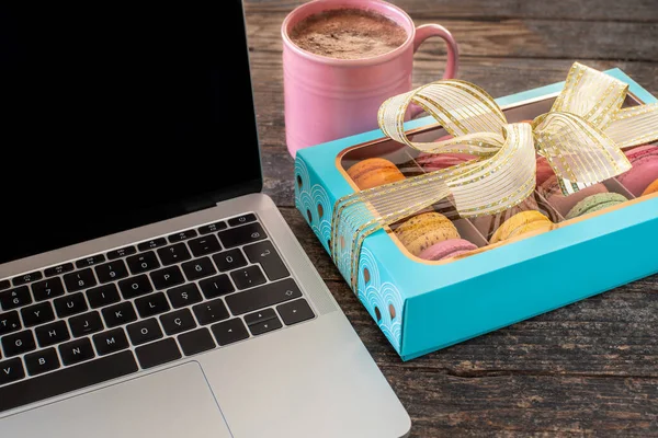 Πολύχρωμα Μακαρόνια Στο Κουτί Δώρου Στο Τραπέζι Γαλλική Έννοια Μπισκότα — Φωτογραφία Αρχείου