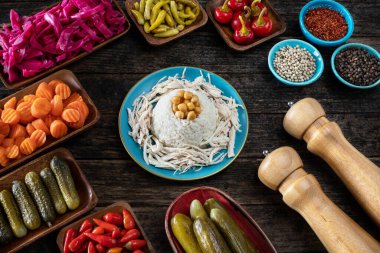 Geleneksel sokak yemeği tavuk ve nohutlu pilav. Ayran kavramlı Tavuklu pilav. Masada tursu pilav ve tavuk gibi Türk yemekleri var. 