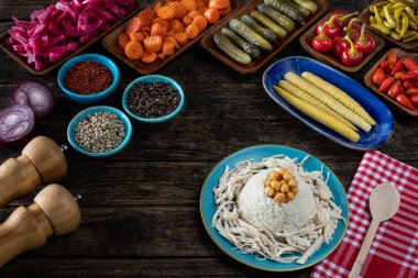 Geleneksel sokak yemeği tavuk ve nohutlu pilav. Ayran kavramlı Tavuklu pilav. Masada tursu pilav ve tavuk gibi Türk yemekleri var. 