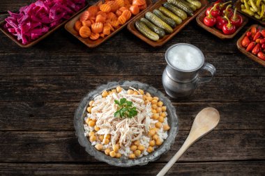 Geleneksel sokak yemeği tavuk ve nohutlu pilav. Ayran kavramlı Tavuklu pilav. Masada tursu pilav ve tavuk gibi Türk yemekleri var. 