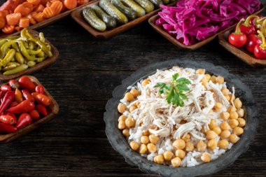 Geleneksel sokak yemeği tavuk ve nohutlu pilav. Ayran kavramlı Tavuklu pilav. Masada tursu pilav ve tavuk gibi Türk yemekleri var. 
