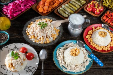 Geleneksel sokak yemeği tavuk ve nohutlu pilav. Ayran kavramlı Tavuklu pilav. Masada tursu pilav ve tavuk gibi Türk yemekleri var. 