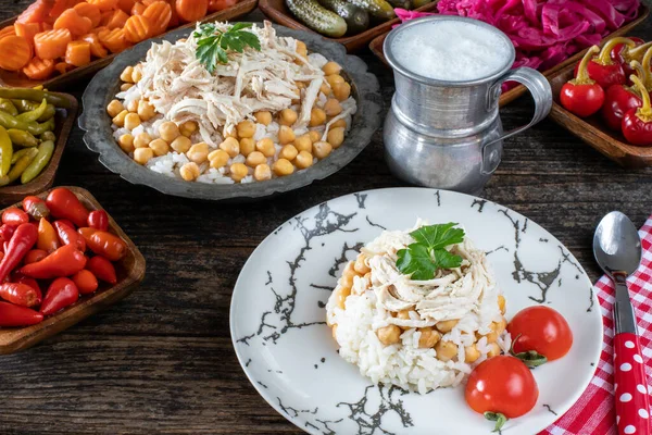 Geleneksel sokak yemeği tavuk ve nohutlu pilav. Ayran kavramlı Tavuklu pilav. Masada tursu pilav ve tavuk gibi Türk yemekleri var. 
