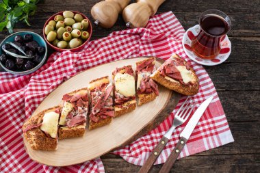 Sosis sucuk salam ve kasarlı Türk yemeği pidesi. Pide ile Türk yerel gıda kavramı. 