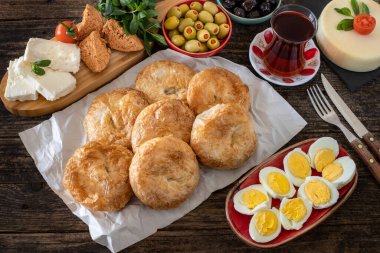 Türk mutfağı. Boyoz 'la kahvaltı masası.. 