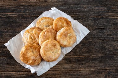 Türk mutfağı. Boyoz 'la kahvaltı masası.. 