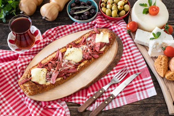 Turkse Food Pide Met Sosis Sucuk Salam Kasar Turks Lokaal — Stockfoto