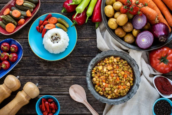 Yeşil Bezelye Havuç Patates Soğan Gibi Üst Görüşlü Vejetaryen Yiyecekler — Stok fotoğraf