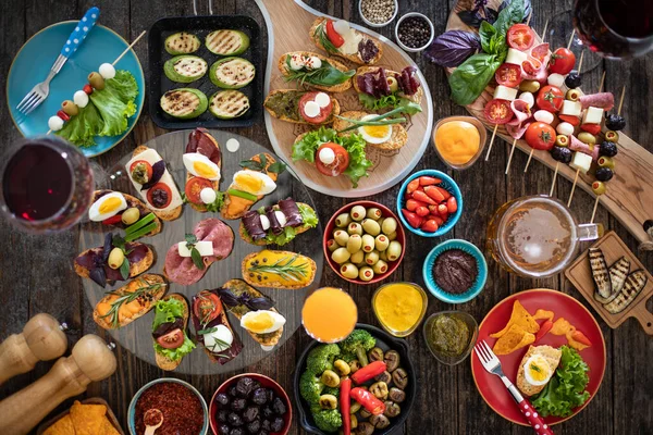 Sok Tapas Rusztikus Asztalon Vörösborral Top View Mediteriánus Ételkoncepció — Stock Fotó