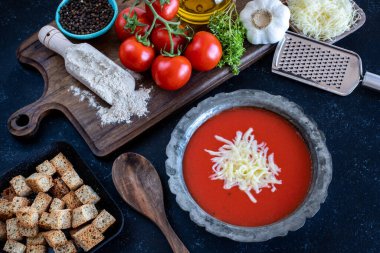 Masada peynirli domates çorbası. Fesleğenli gazpacho konsepti. 