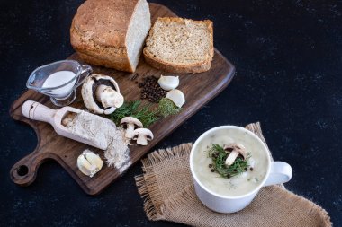 Ahşap masada mantar çorbası. Üst manzarası ve koyu arkaplanı var. Vejetaryen Gıda Konsepti. 