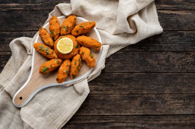 Türk vejetaryen yemeği Mercimek Kftesi (mercimek köftesi). Mercimek ve bulgur ile geleneksel yerel yiyecekler.