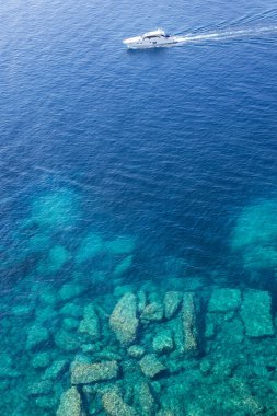 Korsika Fransa 'da şeffaf bir turkuaz deniz manzarası. Akdeniz manzaralı tatil kavramı.