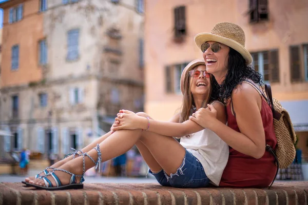 Tourist Woman Sitting Stone Wall Her Daughter Travel Concept Family — Stock Photo, Image