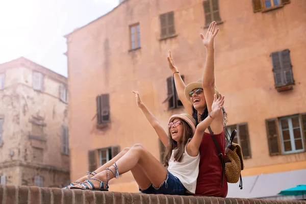 Turistka Prochází Úzkých Uličkách Korsiky Svou Dcerou Koncept Dovolené Rodinou — Stock fotografie