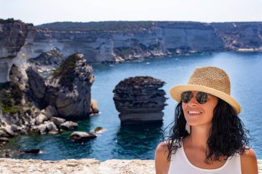 Fransa, Korsika 'da kıyı şeridi olan bir kadının yan görüntüsü. Turist bir kadınla portre konsepti. 