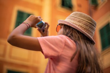 9 yaşındaki bir kızın fotoğrafını çekmek, sokakta fotoğraf konsepti.